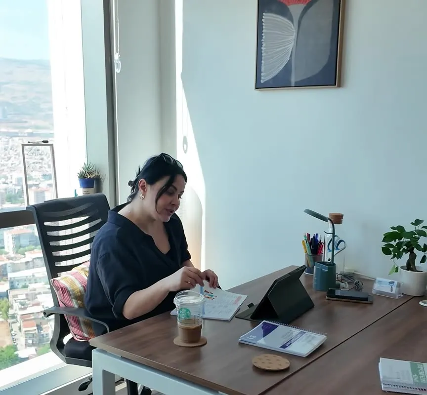 Ders sırasında ekran: bir yanda eğitmen, bir yanda açık kitap sayfası.